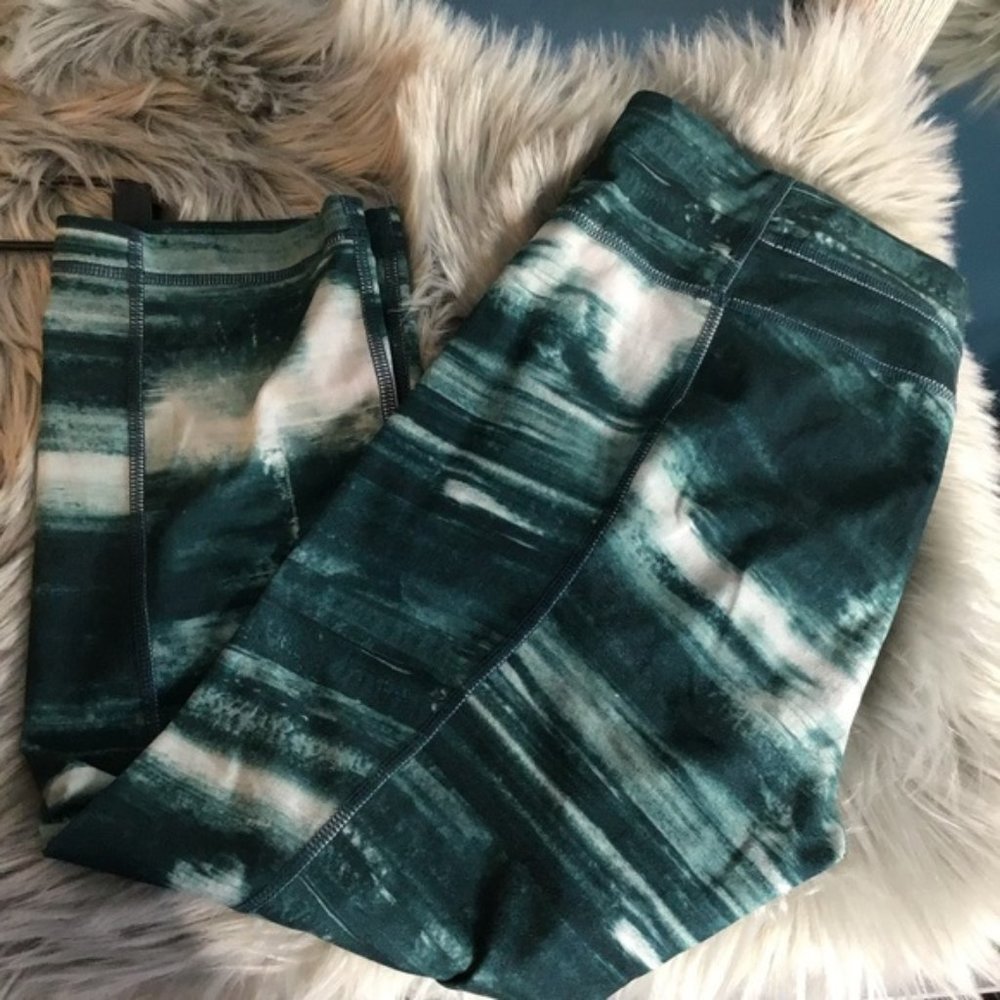 Under Amour green capri leggings size medium